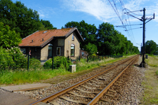 846969 Gezicht op de voormalige wachtpost 27 aan de spoorlijn Amersfoort-Kesteren bij de Zuidelijke Meentsteeg te Rhenen.